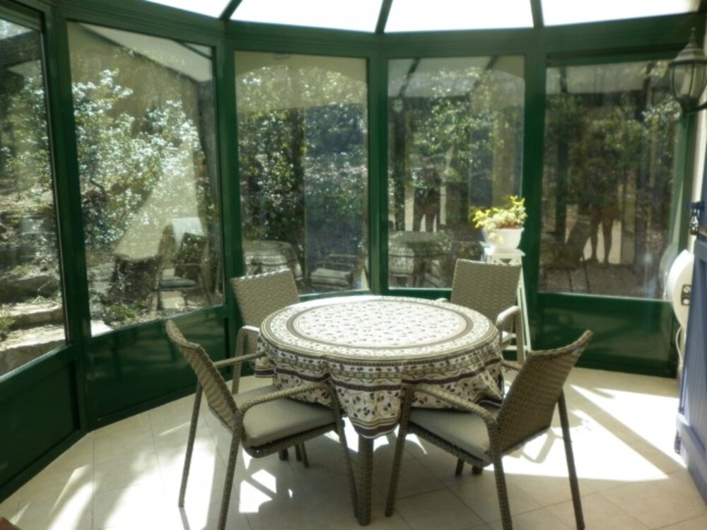 Lichte veranda met zicht op de tuin